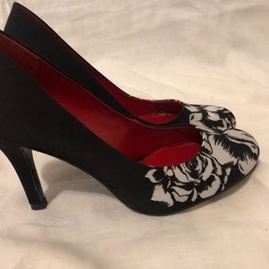 CLEARANCE***  Nine West Ambitious Black White Floral Satin Pumps
